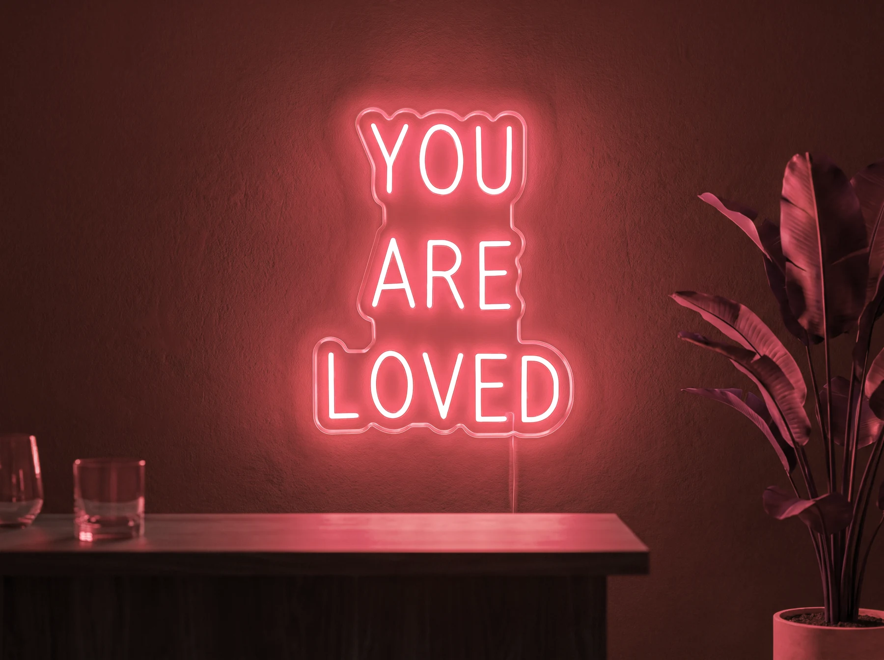 Neonskylt «You Are Loved» i röd LED-neon, monterad på vägg