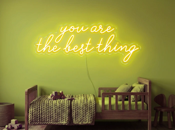 Neonskylt «You Are The Best Thing» i gul LED-neon, monterad på vägg