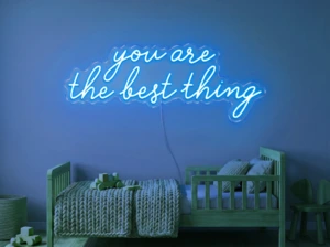Neonskylt «You Are The Best Thing» i isblå LED-neon, monterad på vägg