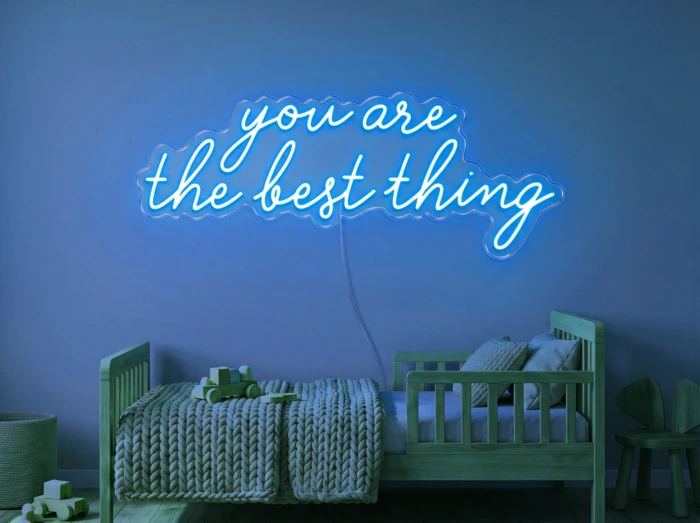 Neonskylt «You Are The Best Thing» i isblå LED-neon, monterad på vägg