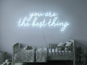 Neonskylt «You Are The Best Thing» i iskall vit LED-neon, monterad på vägg