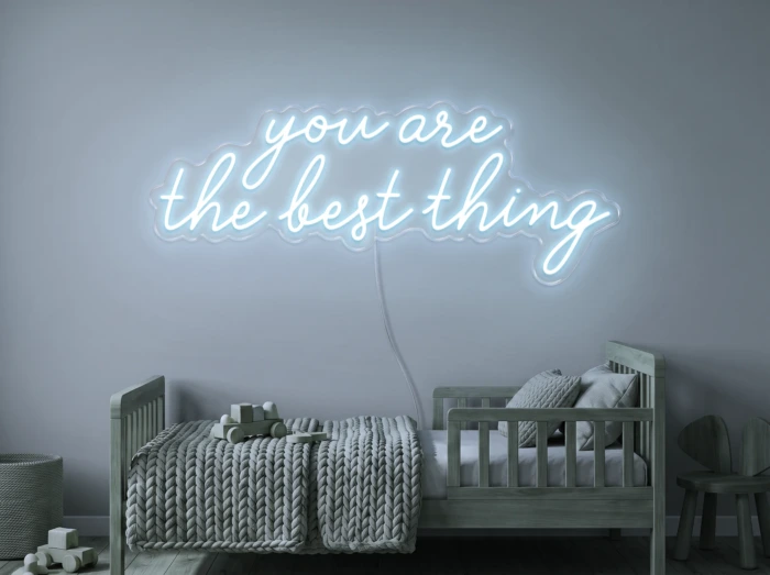Neonskylt «You Are The Best Thing» i iskall vit LED-neon, monterad på vägg