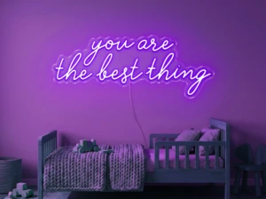 Neonskylt «You Are The Best Thing» i lila LED-neon, monterad på vägg