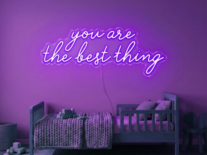 Neonskylt «You Are The Best Thing» i lila LED-neon, monterad på vägg