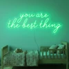 Neonskylt «You Are The Best Thing» i mintgrön LED-neon, monterad på vägg