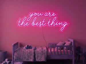 Neonskylt «You Are The Best Thing» i rosa LED-neon, monterad på vägg