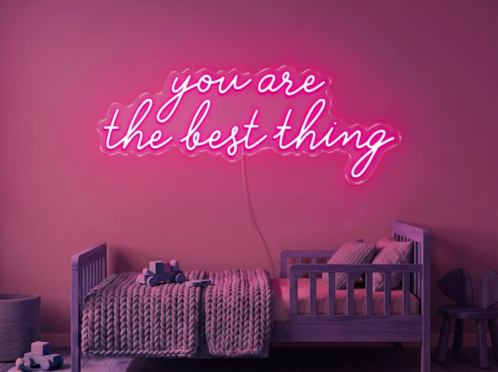 Neonskylt «You Are The Best Thing» i rosa LED-neon, monterad på vägg
