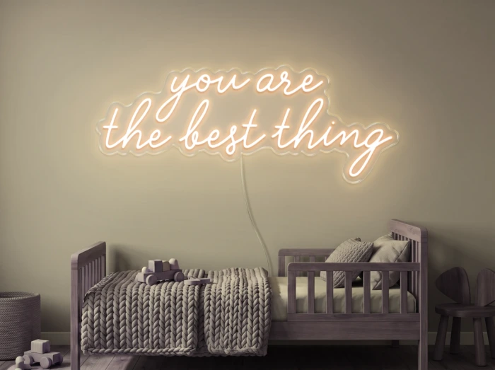 Neonskylt «You Are The Best Thing» i varmvit LED-neon, monterad på vägg