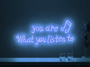Neonskylt «You Are What You Listen To» i isblå LED-neon, monterad på vägg