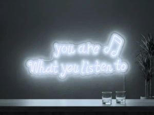 Neonskylt «You Are What You Listen To» i iskall vit LED-neon, monterad på vägg