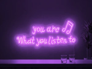 Neonskylt «You Are What You Listen To» i lila LED-neon, monterad på vägg