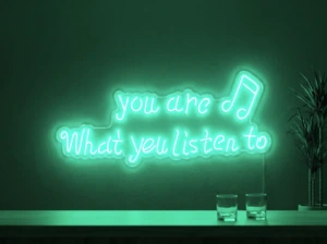 Neonskylt «You Are What You Listen To» i mintgrön LED-neon, monterad på vägg