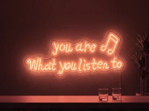 Neonskylt «You Are What You Listen To» i röd LED-neon, monterad på vägg