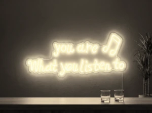 Neonskylt «You Are What You Listen To» i varmvit LED-neon, monterad på vägg