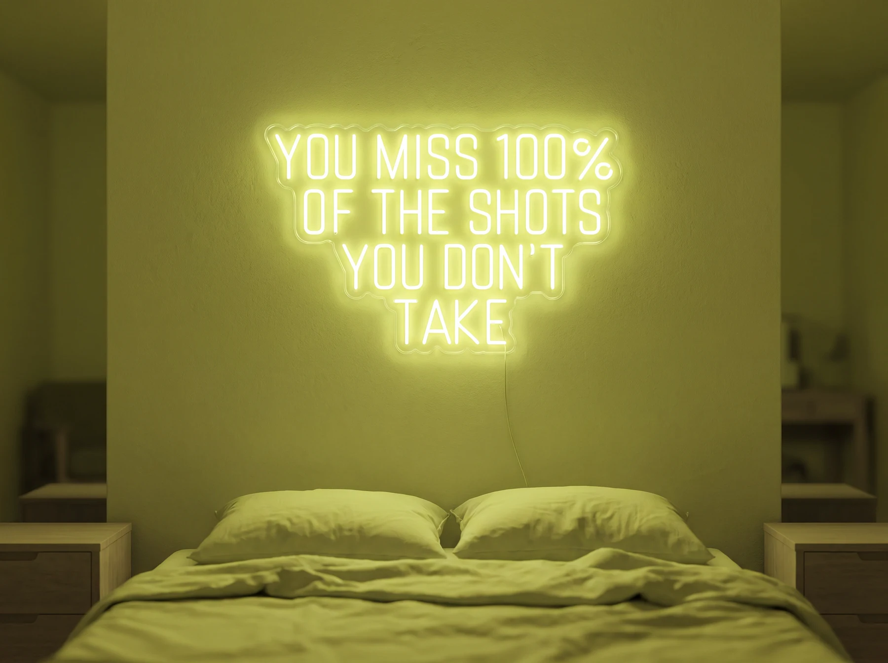 Neonskylt «You Miss 100% Of The Shots» i gul LED-neon, monterad på vägg