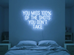 Neonskylt «You Miss 100% Of The Shots» i isblå LED-neon, monterad på vägg
