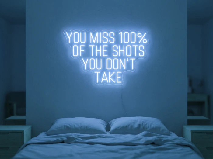 Neonskylt «You Miss 100% Of The Shots» i isblå LED-neon, monterad på vägg