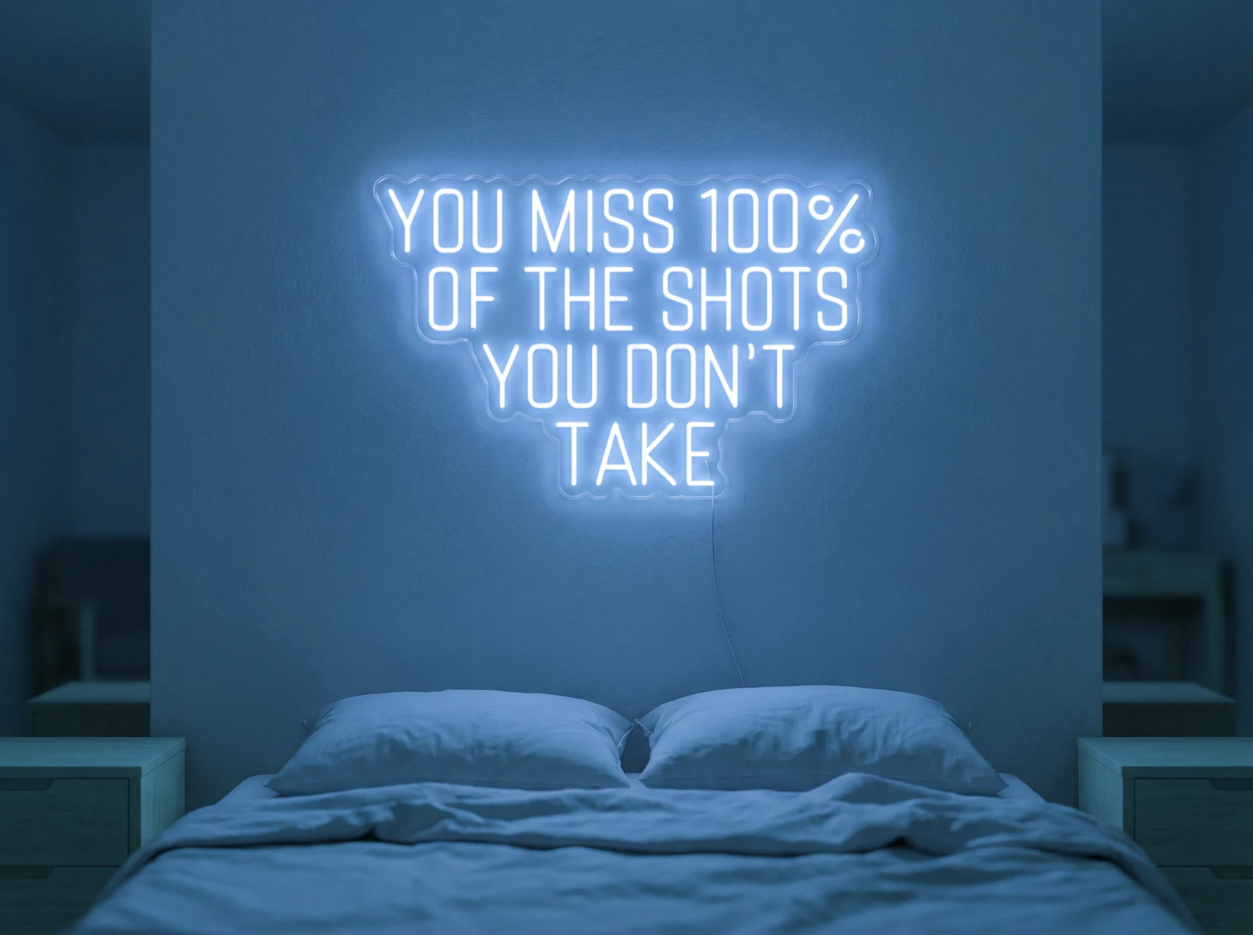 Neonskylt «You Miss 100% Of The Shots» i isblå LED-neon, monterad på vägg
