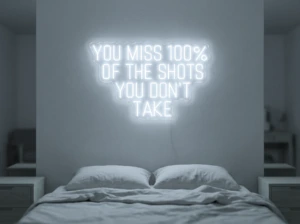 Neonskylt «You Miss 100% Of The Shots» i iskall vit LED-neon, monterad på vägg
