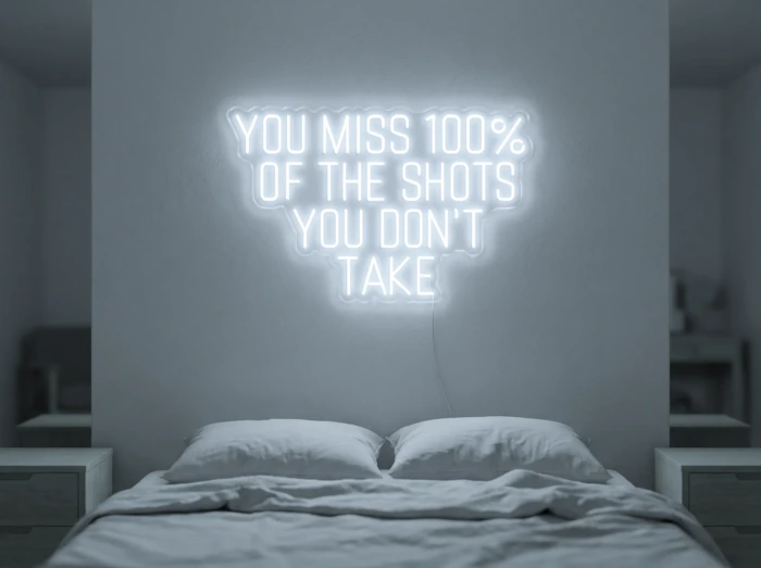 Neonskylt «You Miss 100% Of The Shots» i iskall vit LED-neon, monterad på vägg