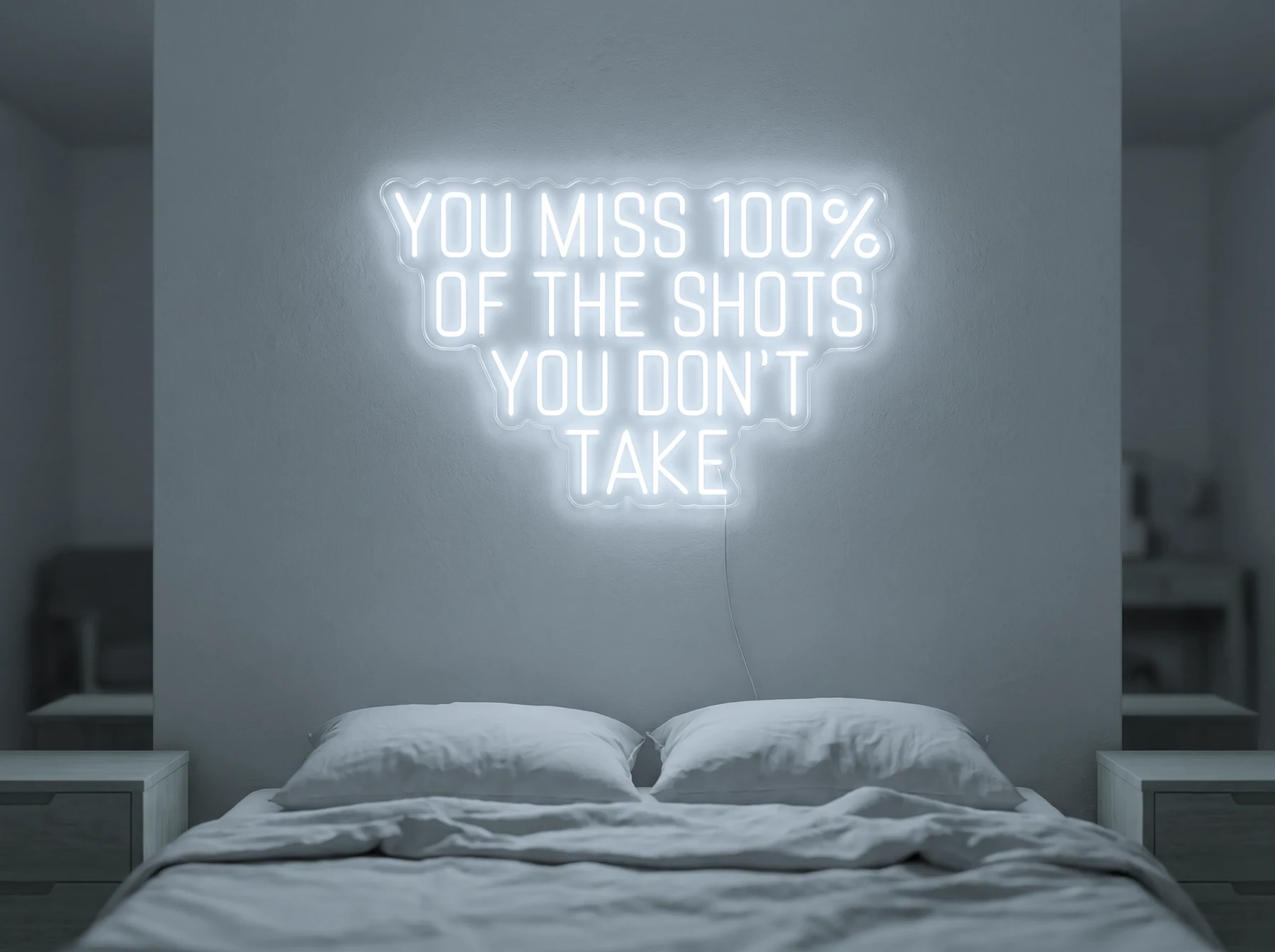 Neonskylt «You Miss 100% Of The Shots» i iskall vit LED-neon, monterad på vägg
