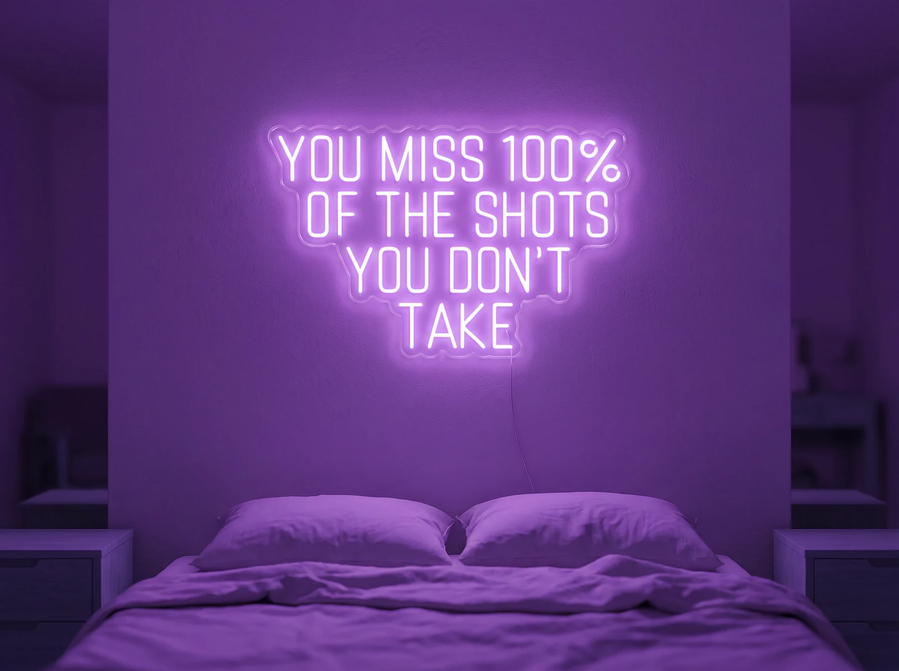 Neonskylt «You Miss 100% Of The Shots» i lila LED-neon, monterad på vägg