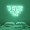 Neonskylt «You Miss 100% Of The Shots» i mintgrön LED-neon, monterad på vägg