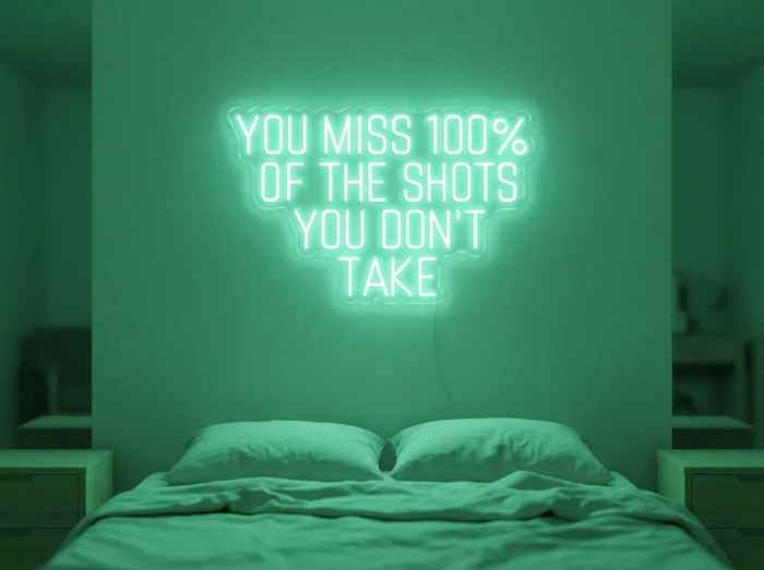 Neonskylt «You Miss 100% Of The Shots» i mintgrön LED-neon, monterad på vägg