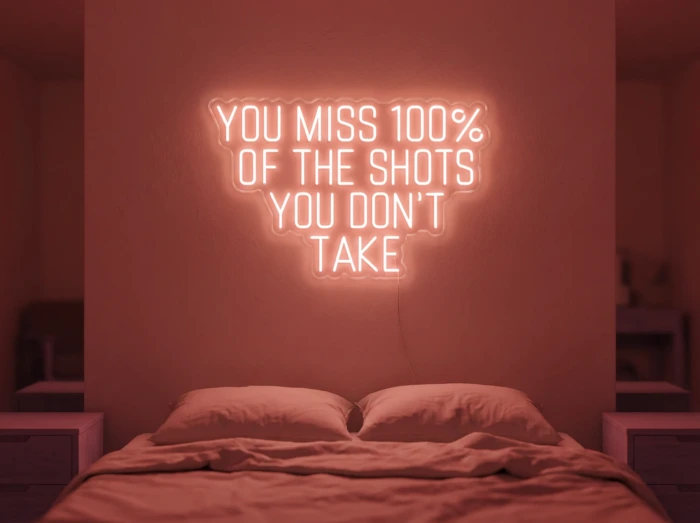 Neonskylt «You Miss 100% Of The Shots» i röd LED-neon, monterad på vägg