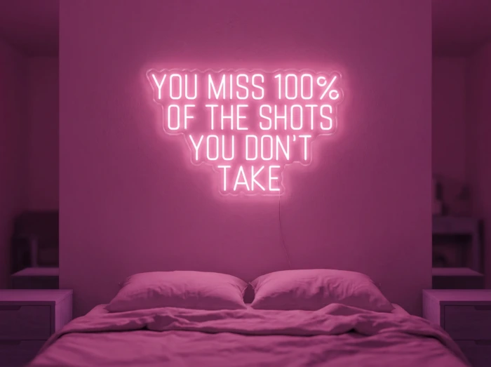 Neonskylt «You Miss 100% Of The Shots» i rosa LED-neon, monterad på vägg