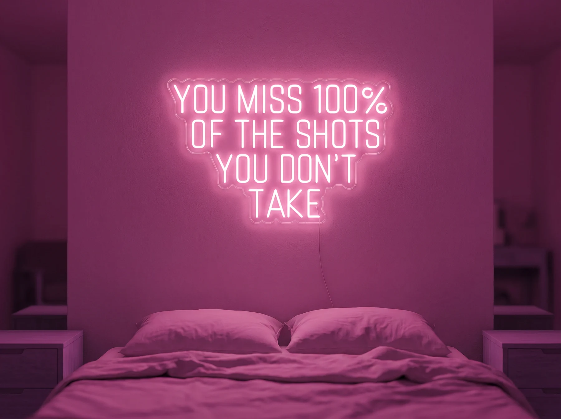 Neonskylt «You Miss 100% Of The Shots» i rosa LED-neon, monterad på vägg