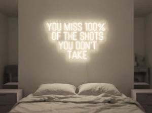 Neonskylt «You Miss 100% Of The Shots» i varmvit LED-neon, monterad på vägg