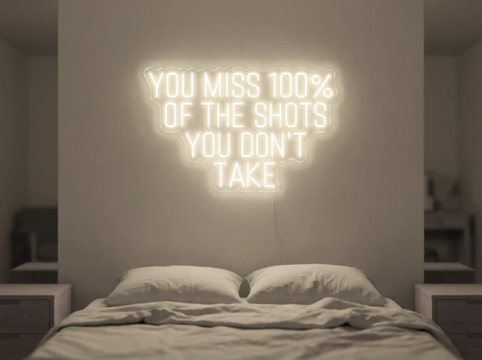 Neonskylt «You Miss 100% Of The Shots» i varmvit LED-neon, monterad på vägg