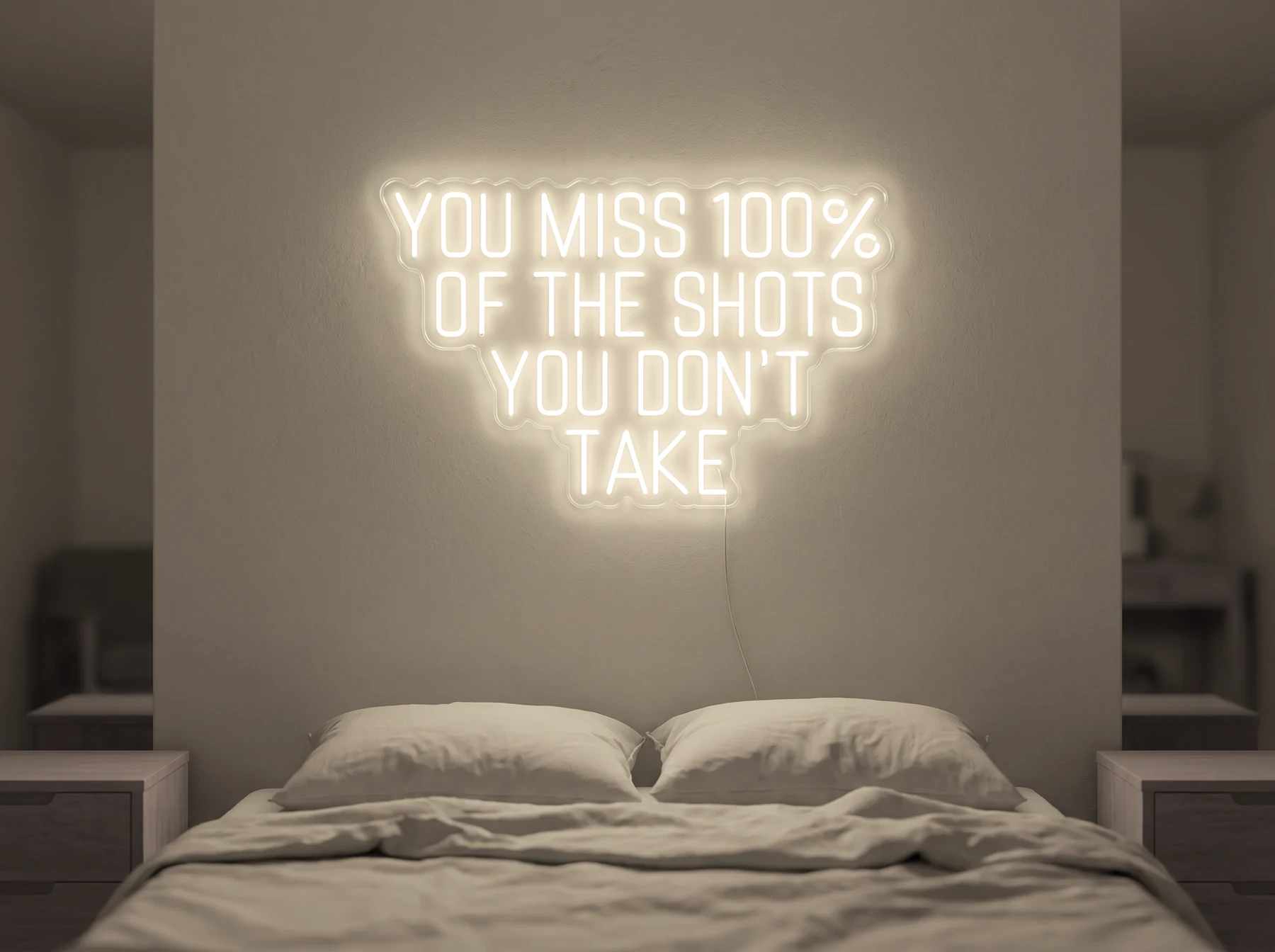 Neonskylt «You Miss 100% Of The Shots» i varmvit LED-neon, monterad på vägg
