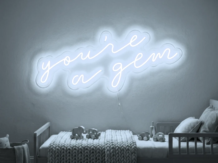 Neonskylt «You’re A Gem» i iskall vit LED-neon, monterad på vägg
