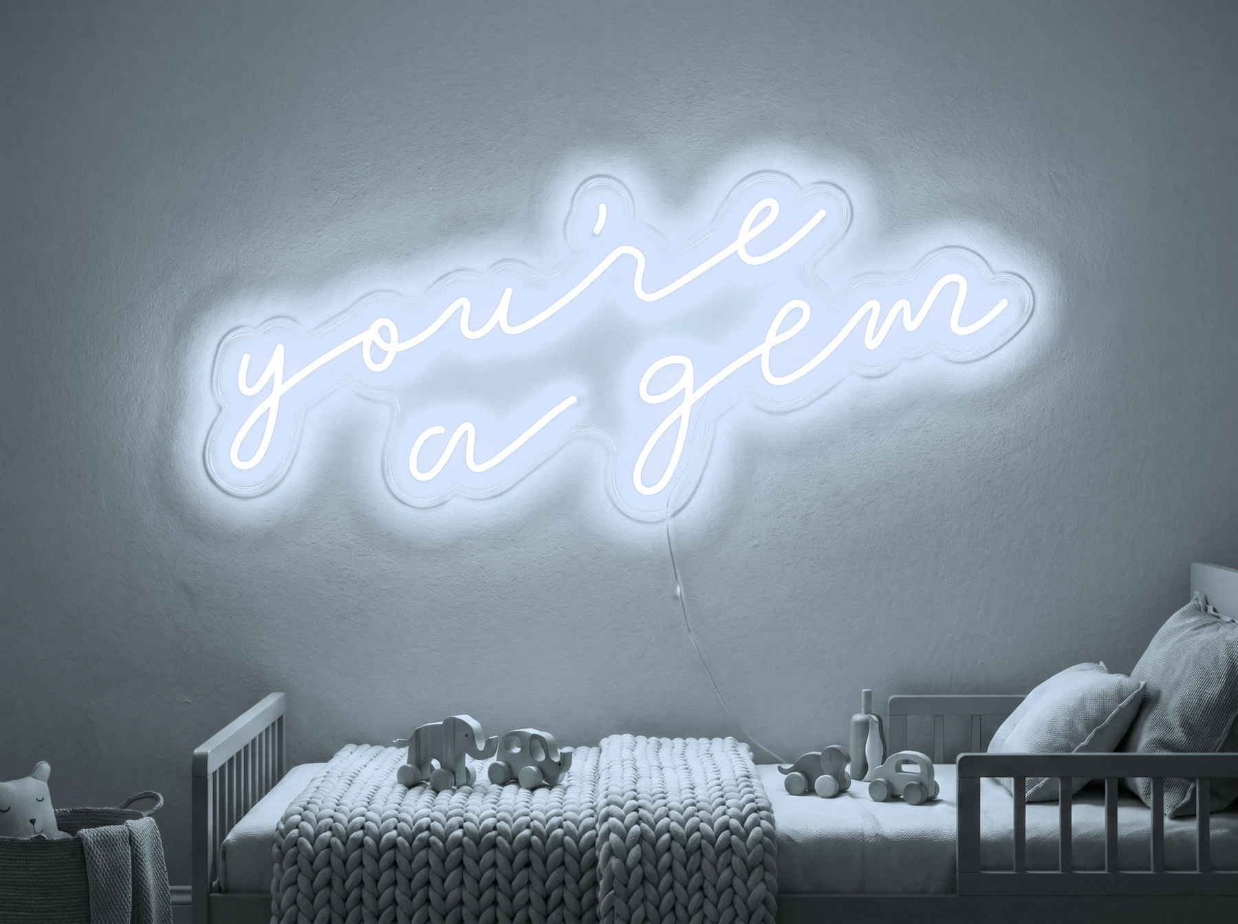 Neonskylt «You’re A Gem» i iskall vit LED-neon, monterad på vägg