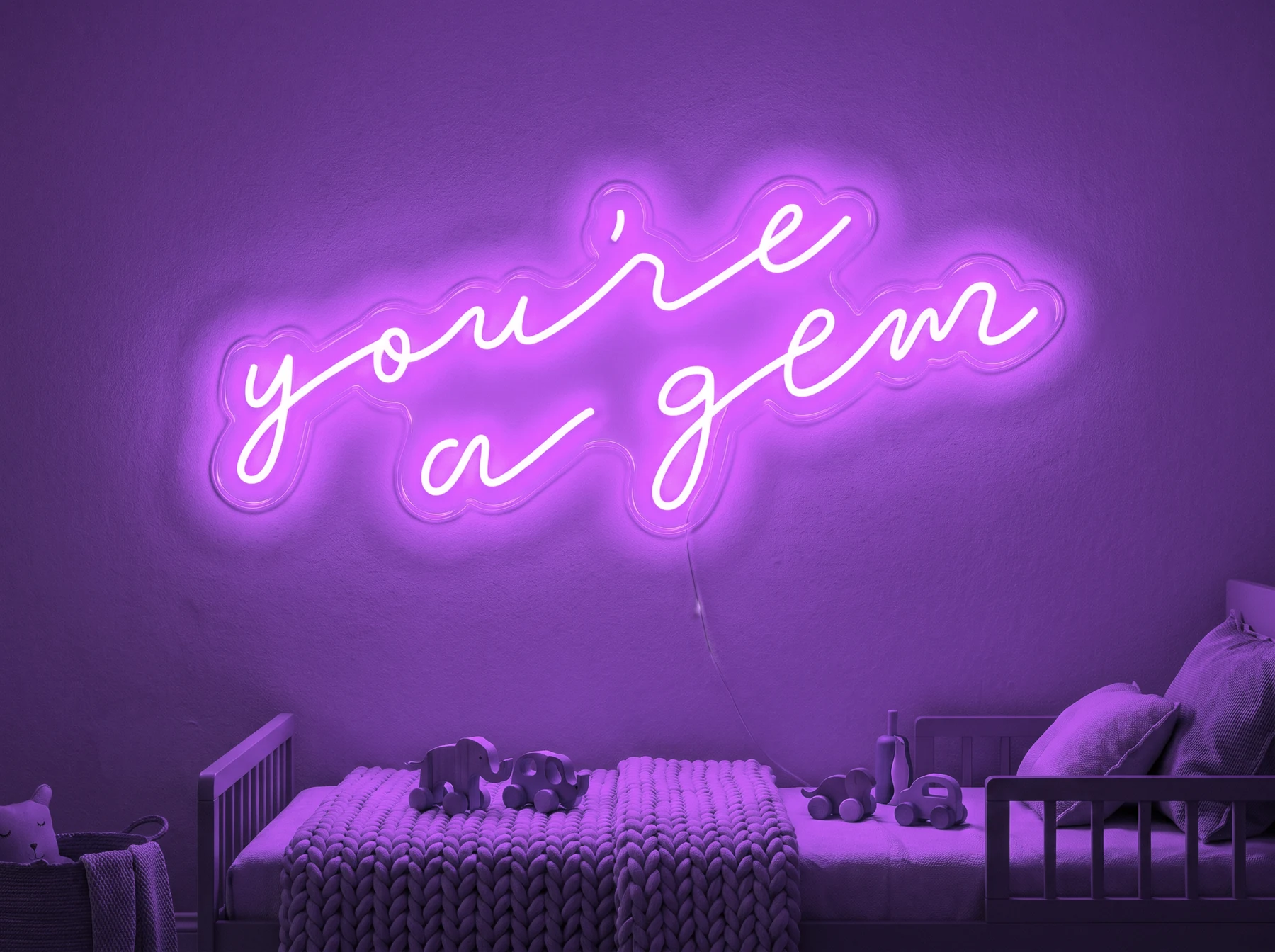 Neonskylt «You’re A Gem» i lila LED-neon, monterad på vägg