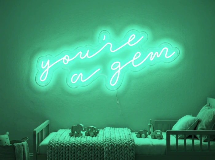 Neonskylt «You’re A Gem» i mintgrön LED-neon, monterad på vägg
