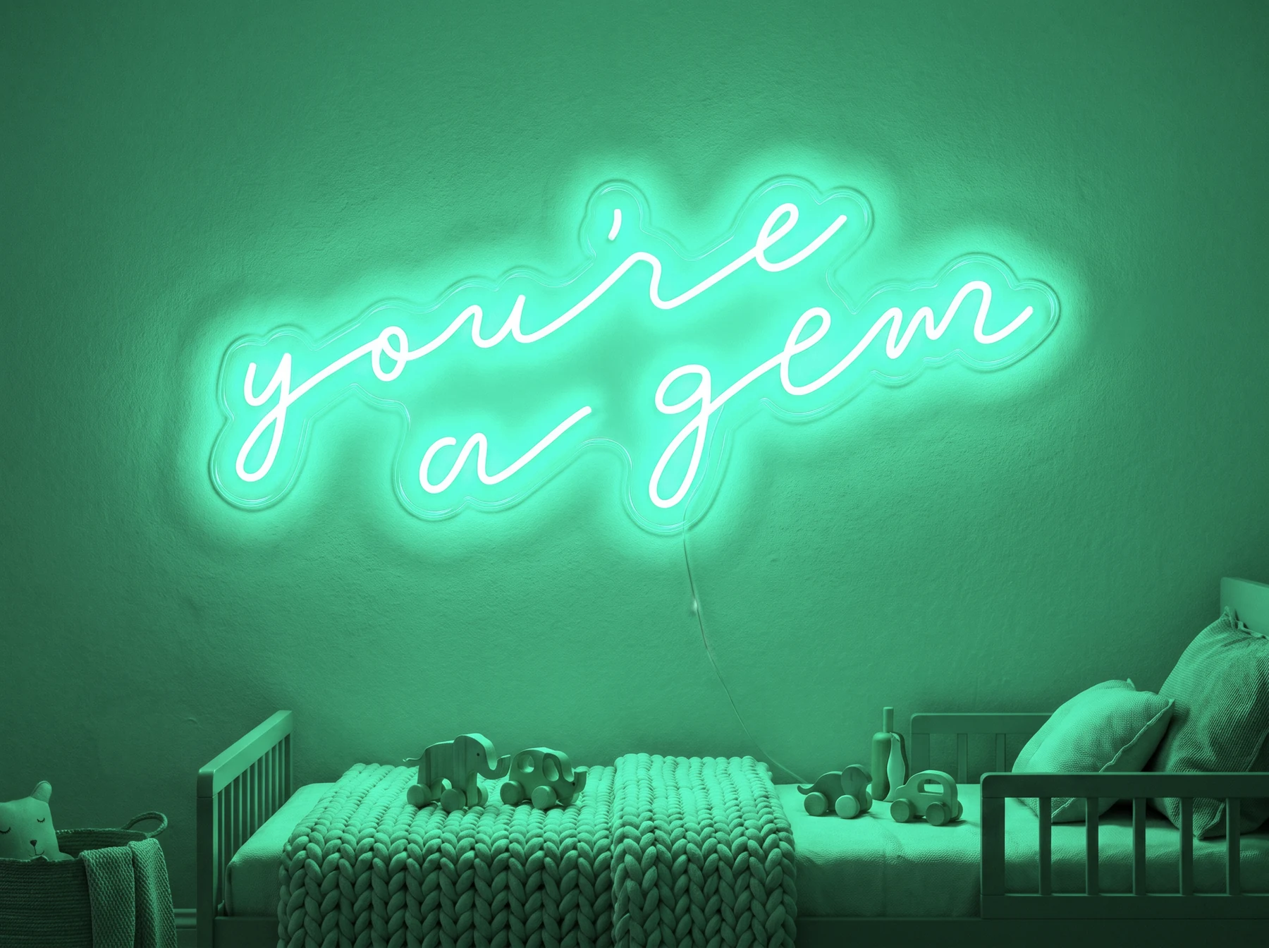 Neonskylt «You’re A Gem» i mintgrön LED-neon, monterad på vägg