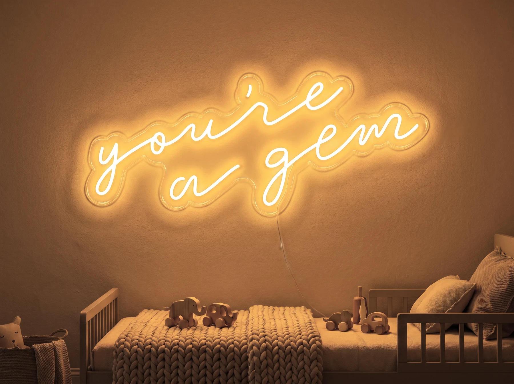 Neonskylt «You’re A Gem» i orange LED-neon, monterad på vägg
