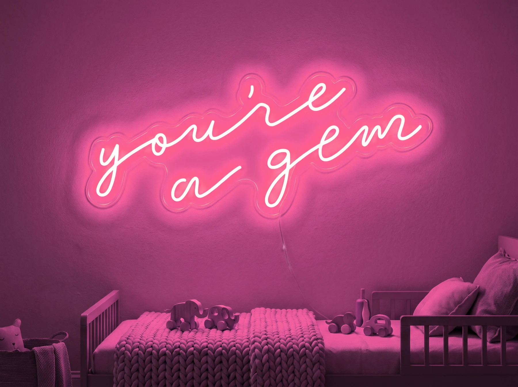 Neonskylt «You’re A Gem» i rosa LED-neon, monterad på vägg