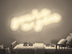 Neonskylt «You’re A Gem» i varmvit LED-neon, monterad på vägg