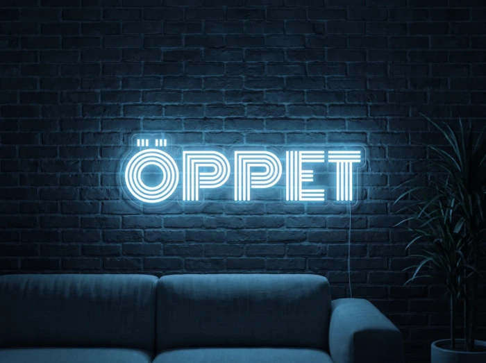 Neonskylt «ÖPPET» i isblå LED-neon, monterad på vägg