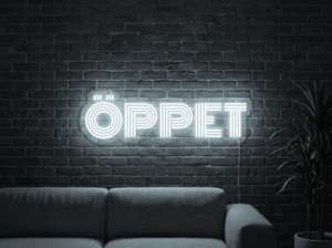 Neonskylt «ÖPPET» i iskall vit LED-neon, monterad på vägg