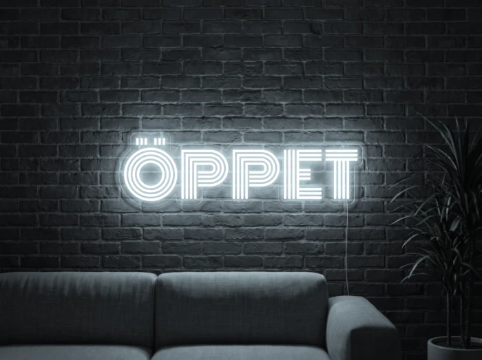 Neonskylt «ÖPPET» i iskall vit LED-neon, monterad på vägg