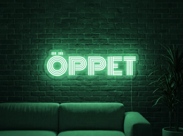 Neonskylt «ÖPPET» i mintgrön LED-neon, monterad på vägg