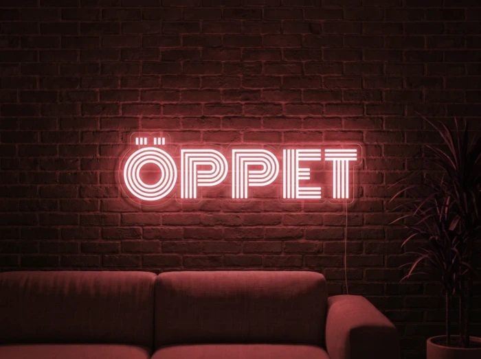 Neonskylt «ÖPPET» i röd LED-neon, monterad på vägg