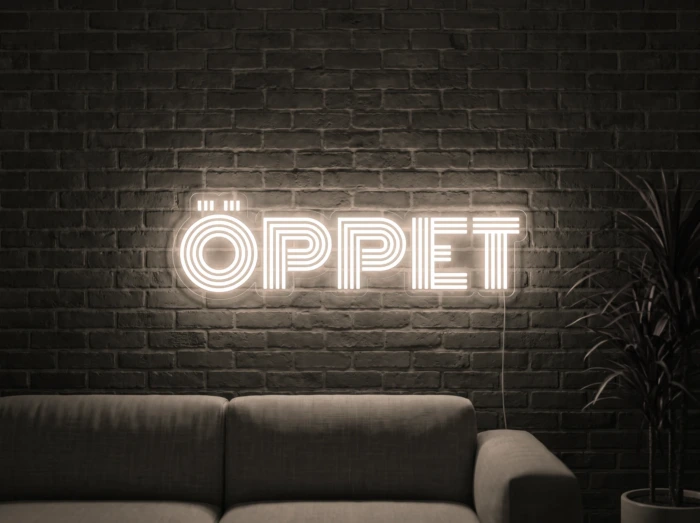 Neonskylt «ÖPPET» i varmvit LED-neon, monterad på vägg