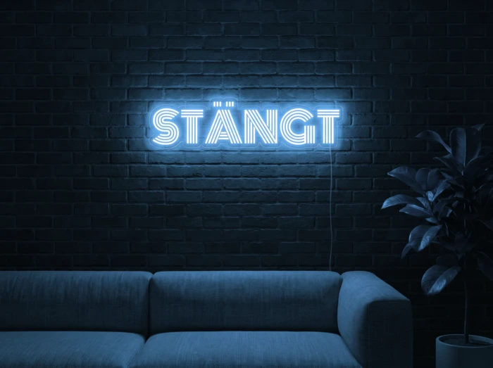 Neonskylt «STÄNGT» i isblå LED-neon, monterad på vägg