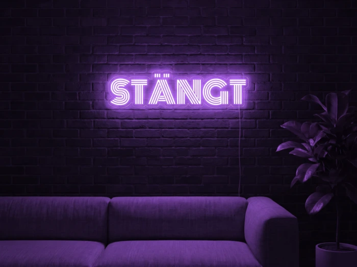 Neonskylt «STÄNGT» i lila LED-neon, monterad på vägg